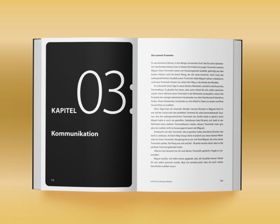 Kapiteltrenner eines gesetzten Buchs: Kapitelnummer auf dunkler Seite, daneben der Fließtext